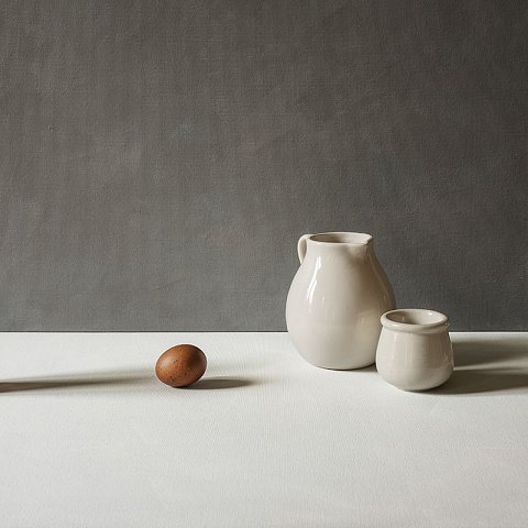 Coquille et deux pots blancs